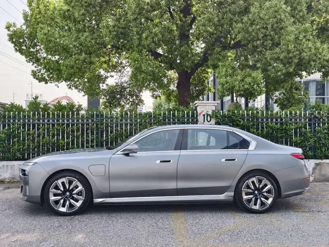 BMW BMW i7 xDrive60L Luxury Set