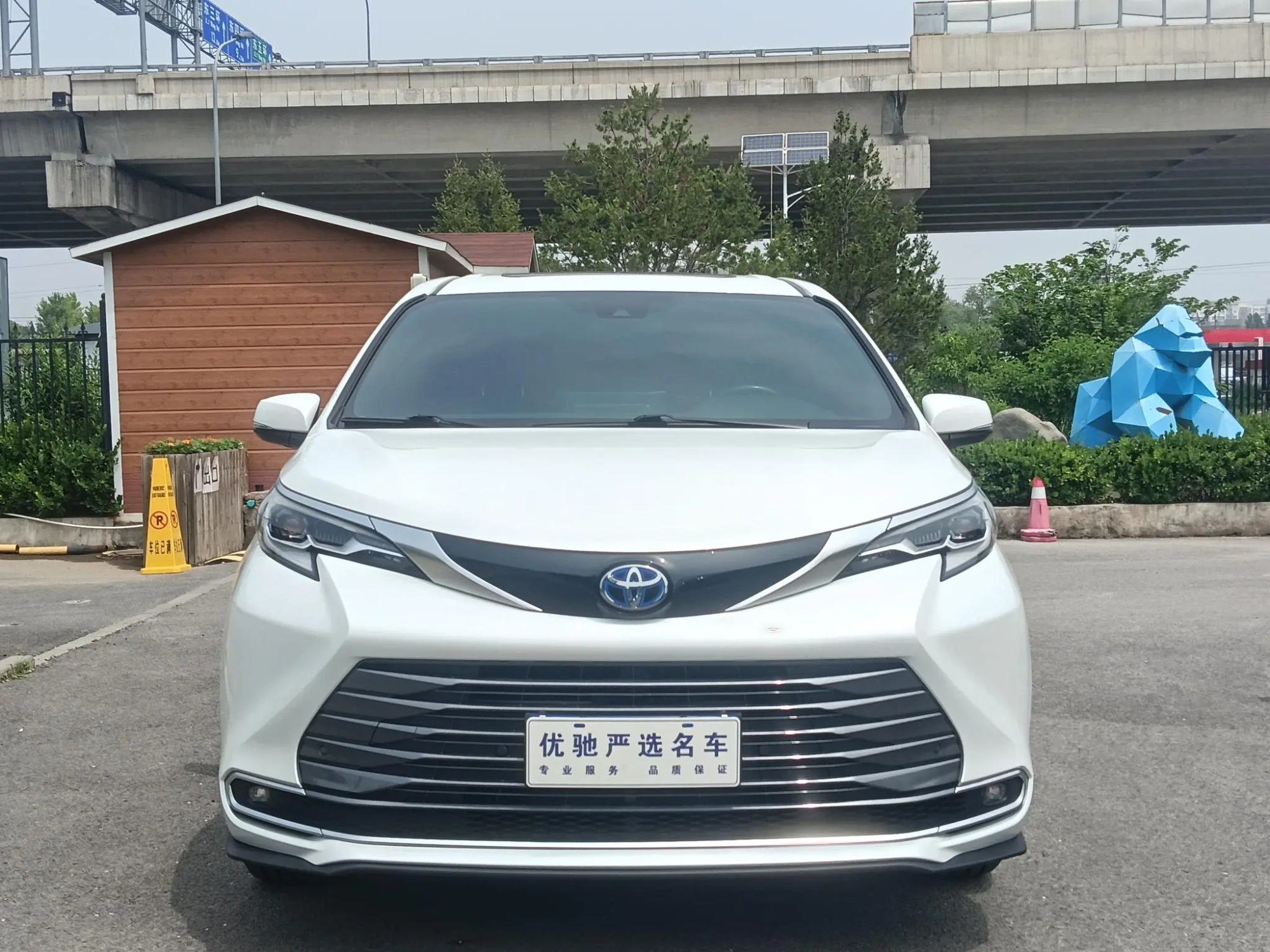 TOYOTA Saina 2.5L Hybrid Premium Edition