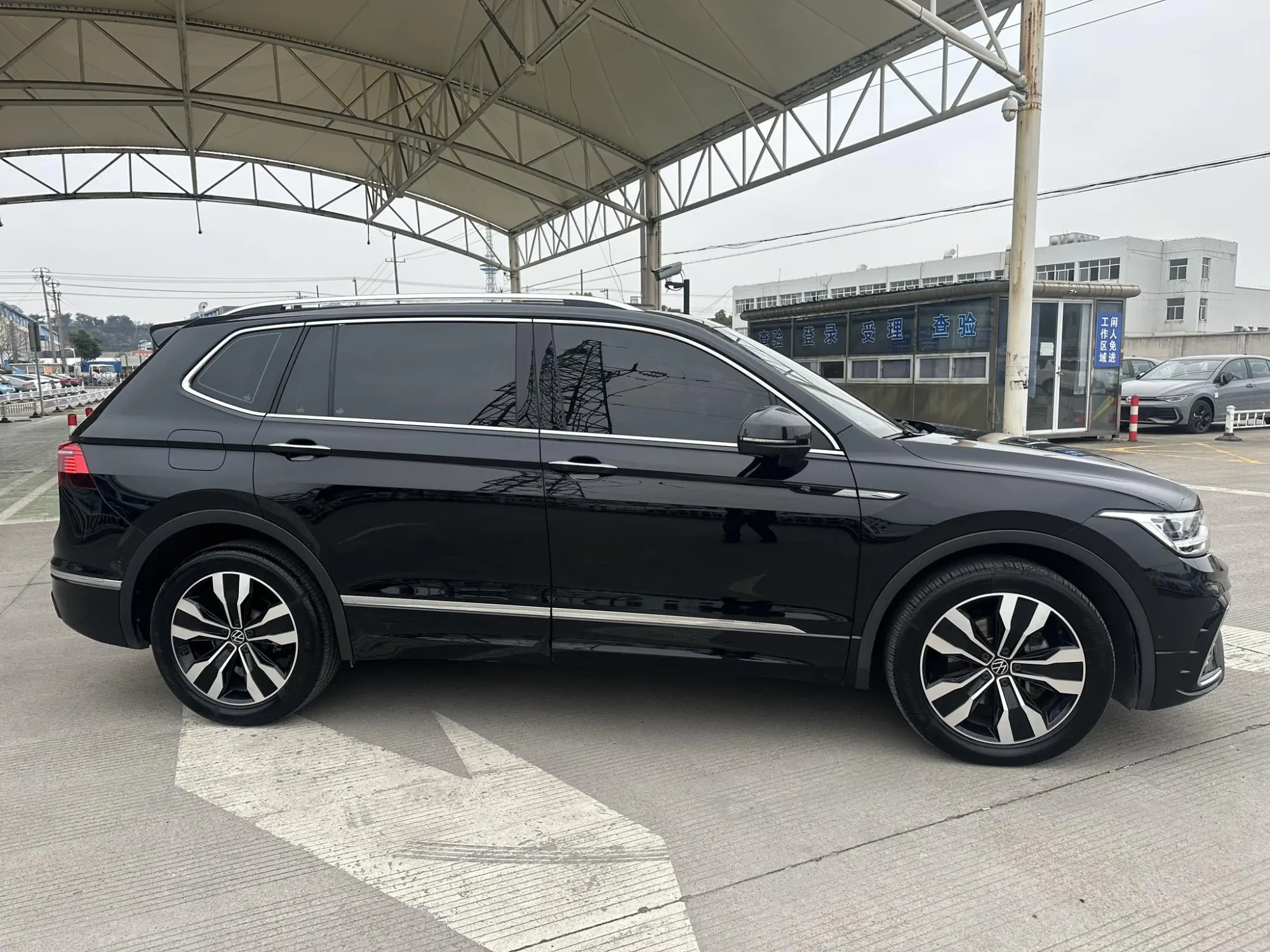 Volkswagen Tiguan L 330TSI two-wheel drive R-Line Premium edition