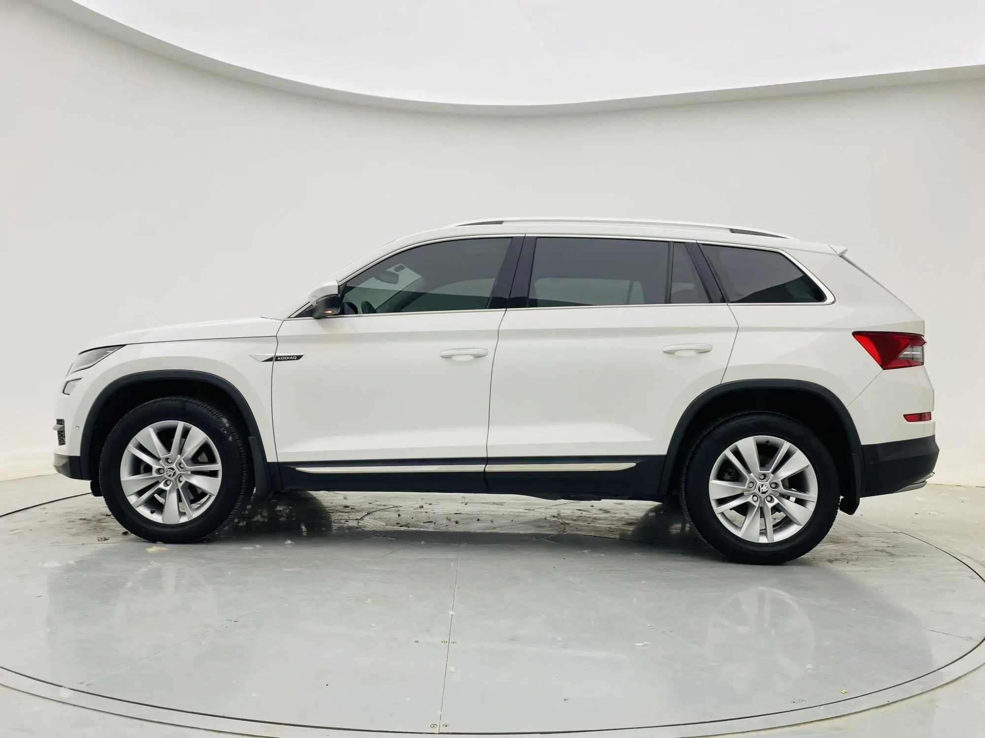 Skoda Kodiak Facelifted ZI330 5-seater two-wheel drive luxury premium edition Country VI