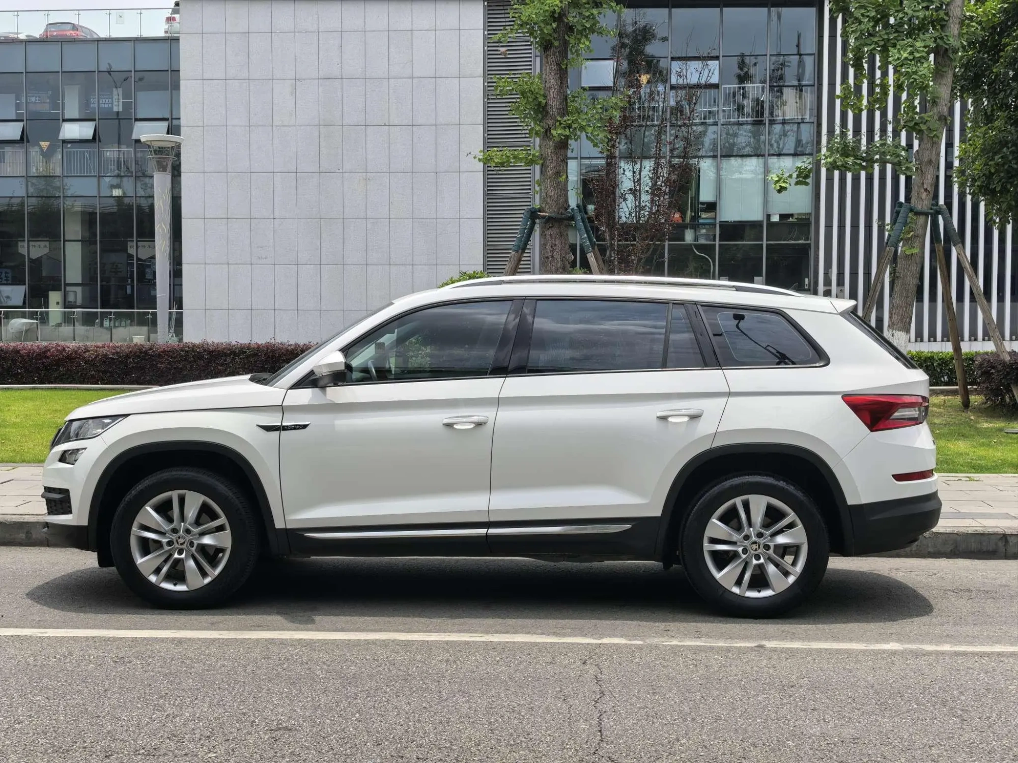 Skoda Kodiak Facelifted ZI330 5-seater two-wheel drive comfort version country VI
