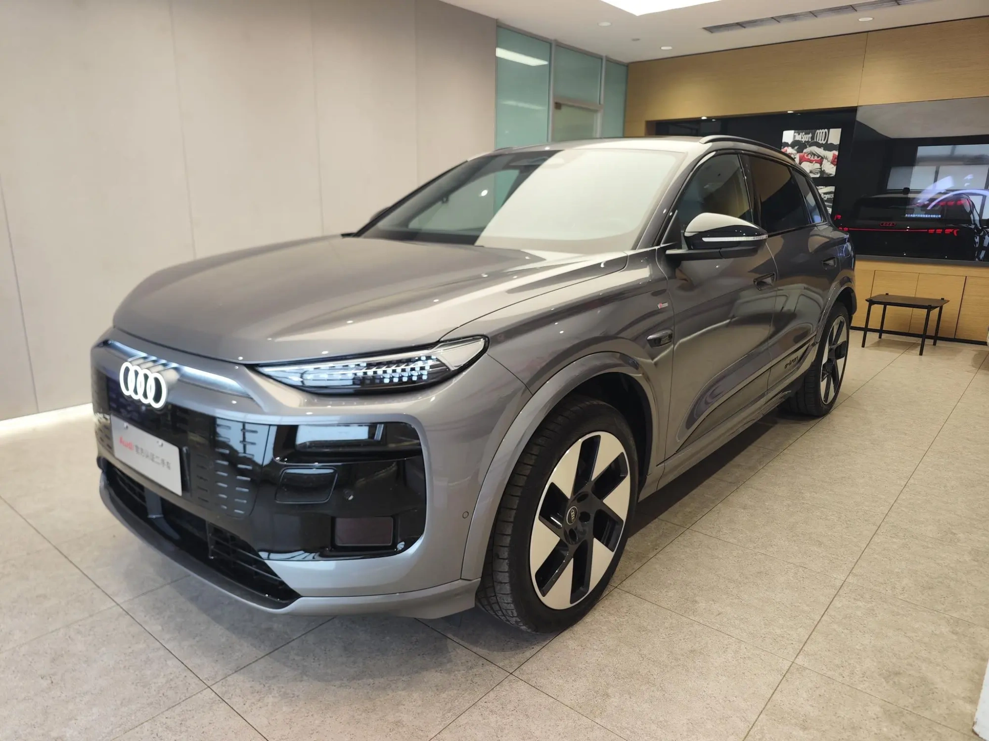 Audi Audi Q6L e-tron First pilot version