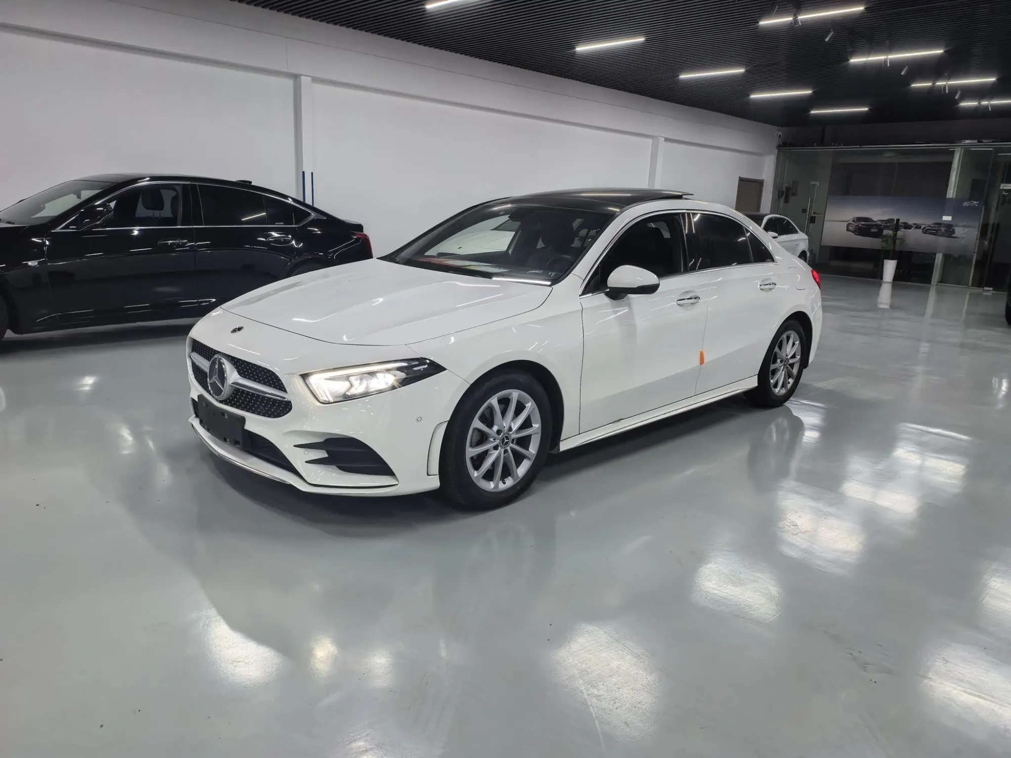 Mercedes-Benz Mercedes-Benz A-class A 200 L sports sedan fashion Version