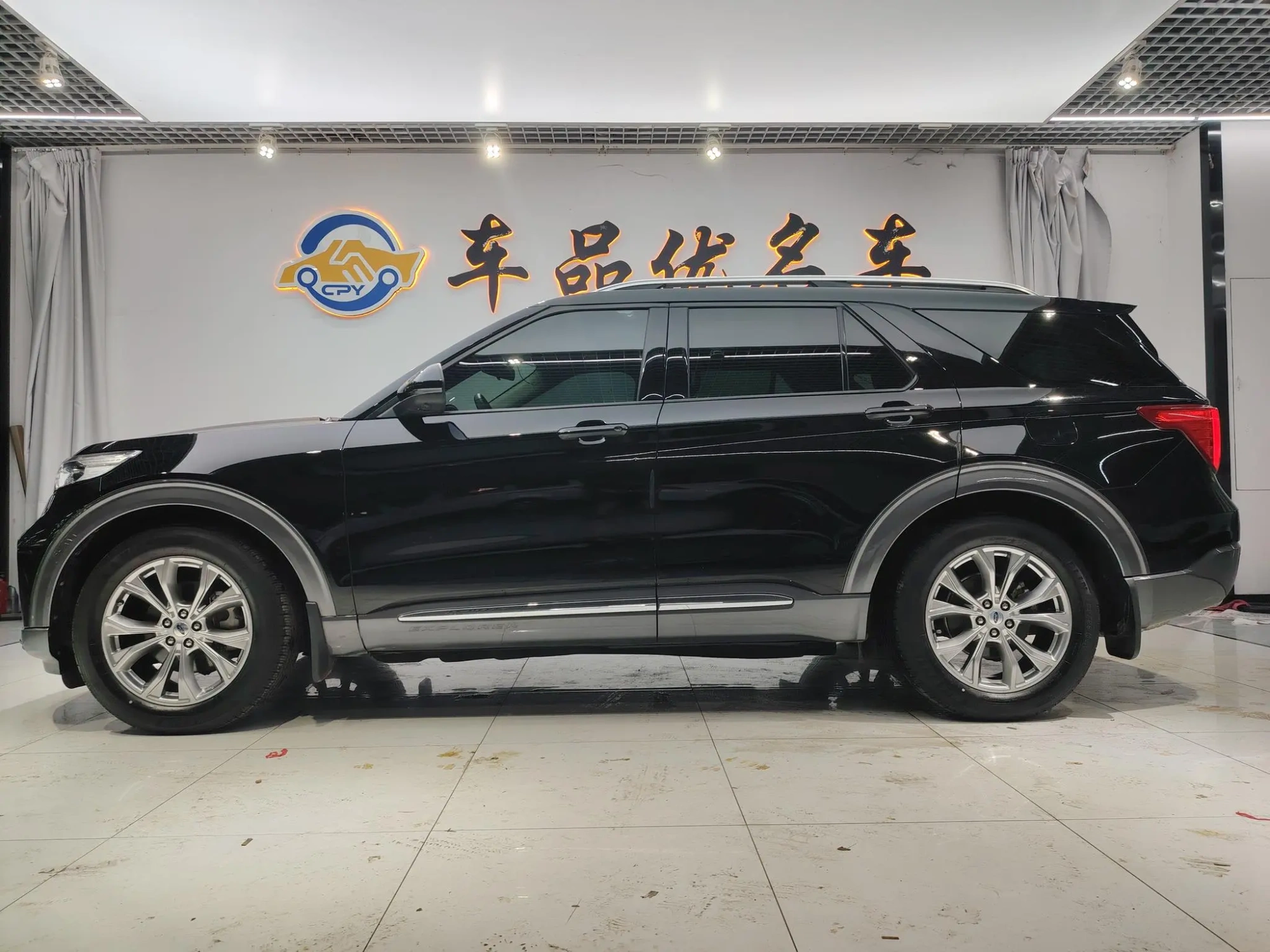 Ford Explorer EcoBoost 285 rear drive fashion version 6 seats