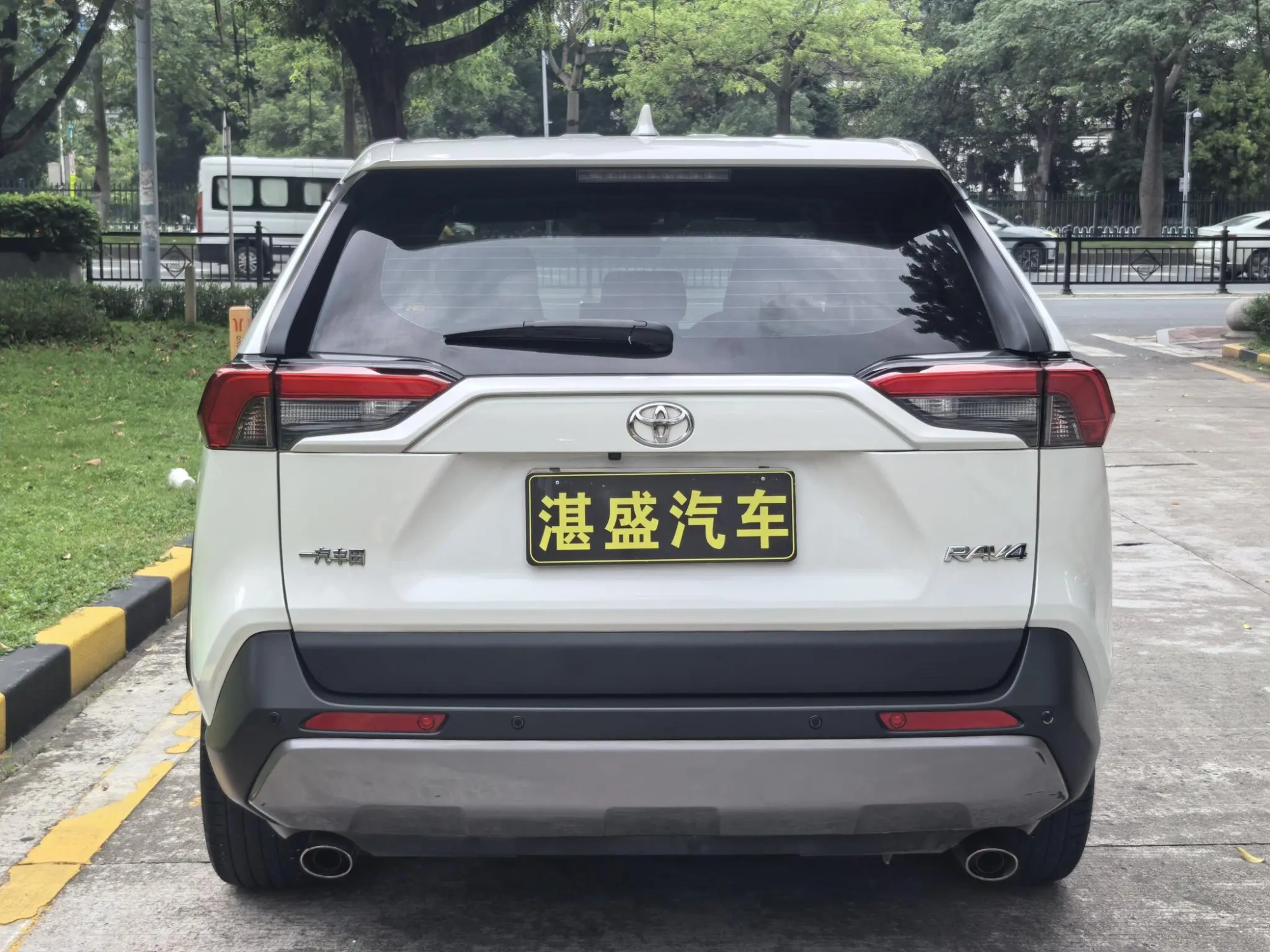 TOYOTA RAV4 Rongfang 2.0L CVT two-wheel drive fashion version