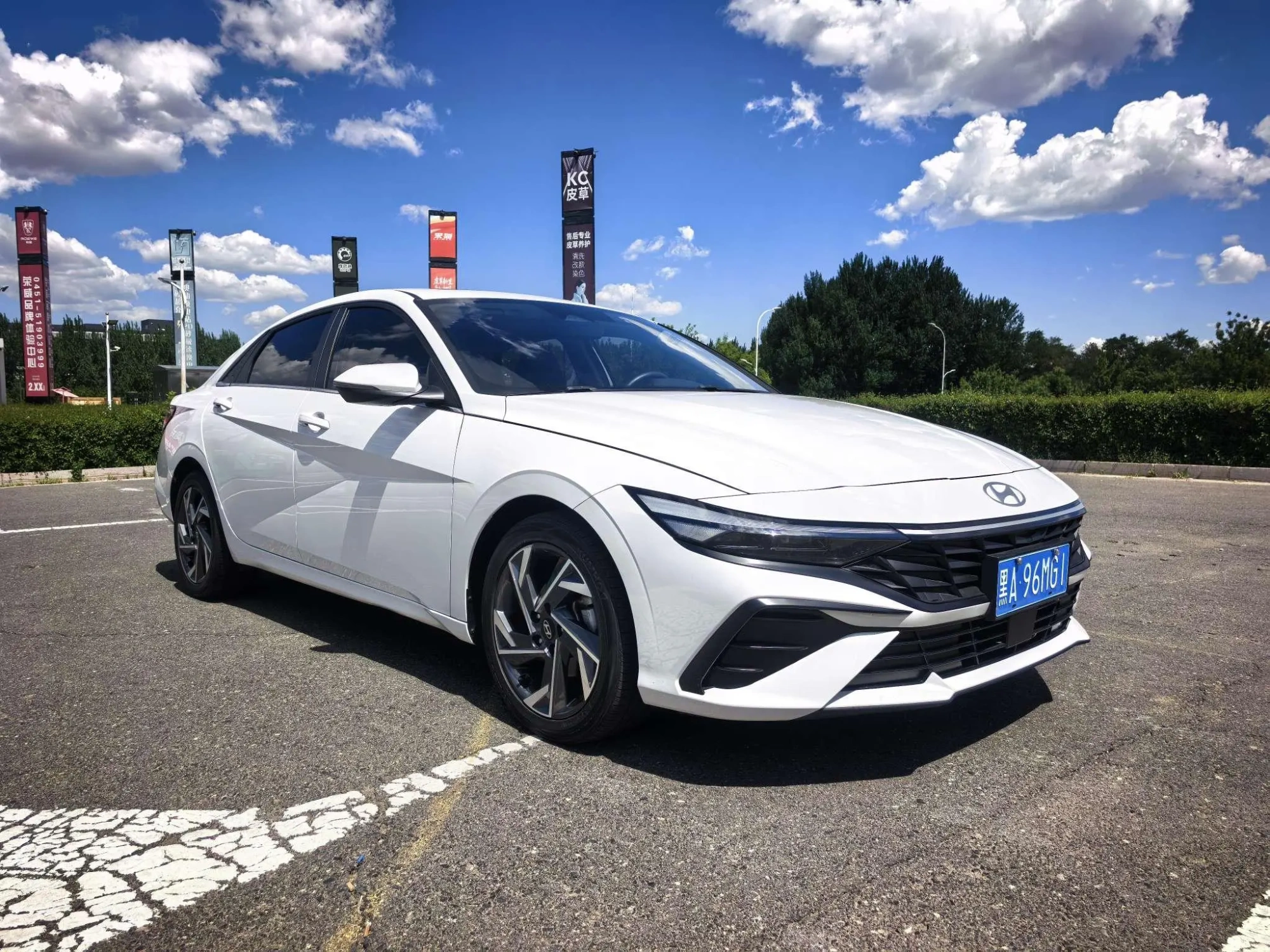 Hyundai Elantra 1.5L CVT LUX Premium Edition