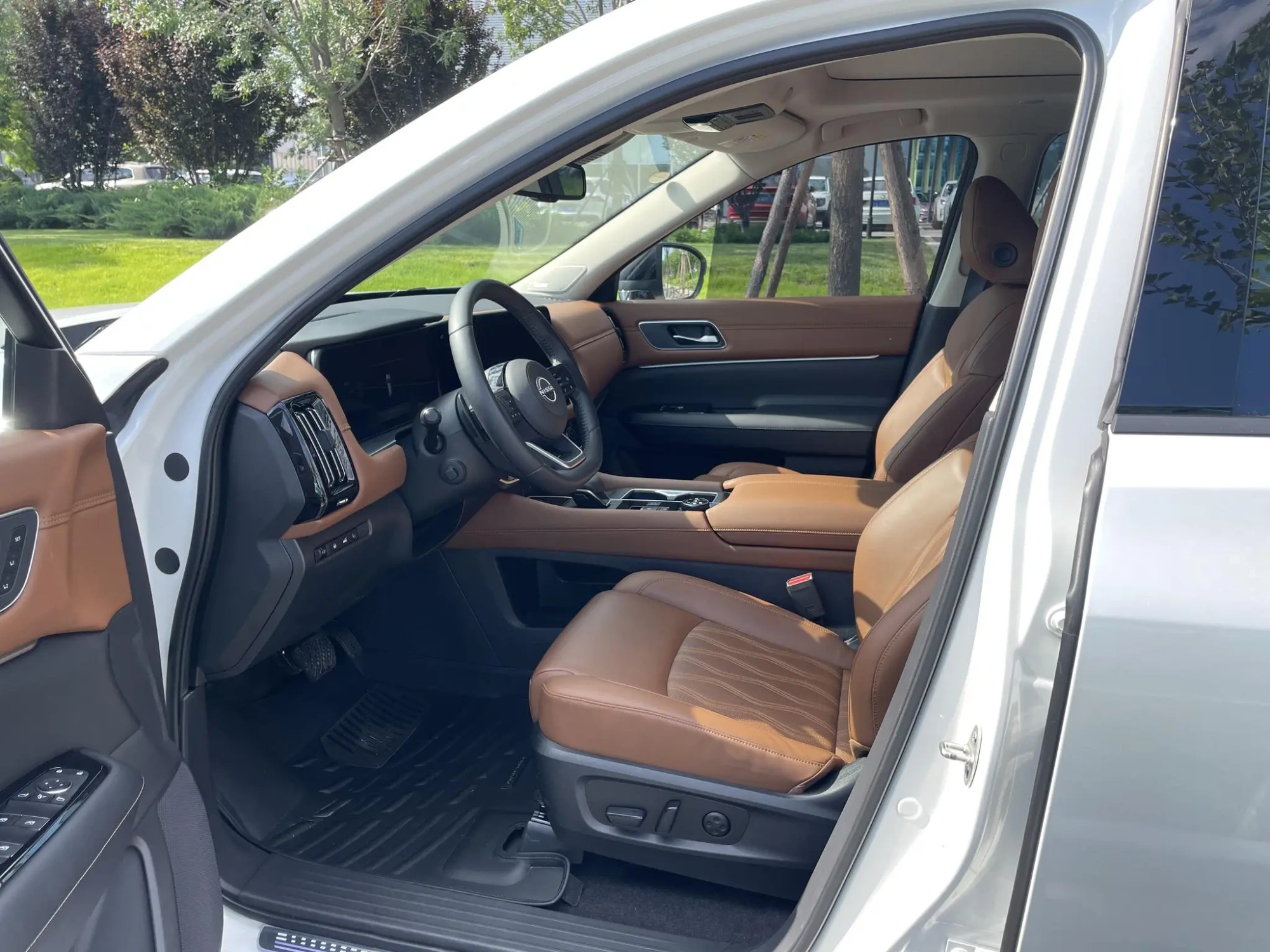 Nissan Exploring the land 380VC-TURBO four-wheel drive Zhizun Edition six-seater