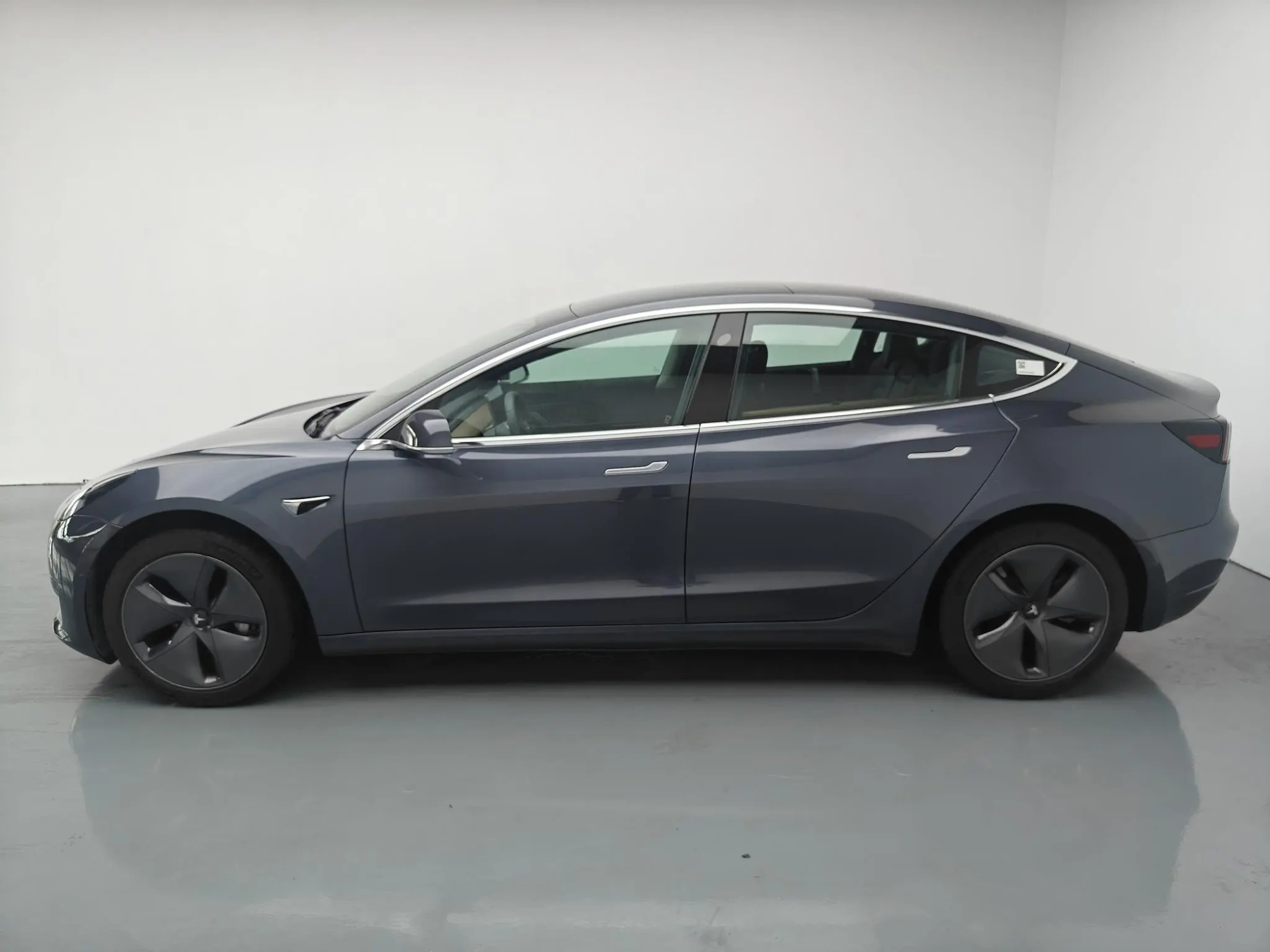Tesla Model 3 Upgraded version of standard battery life rear drive