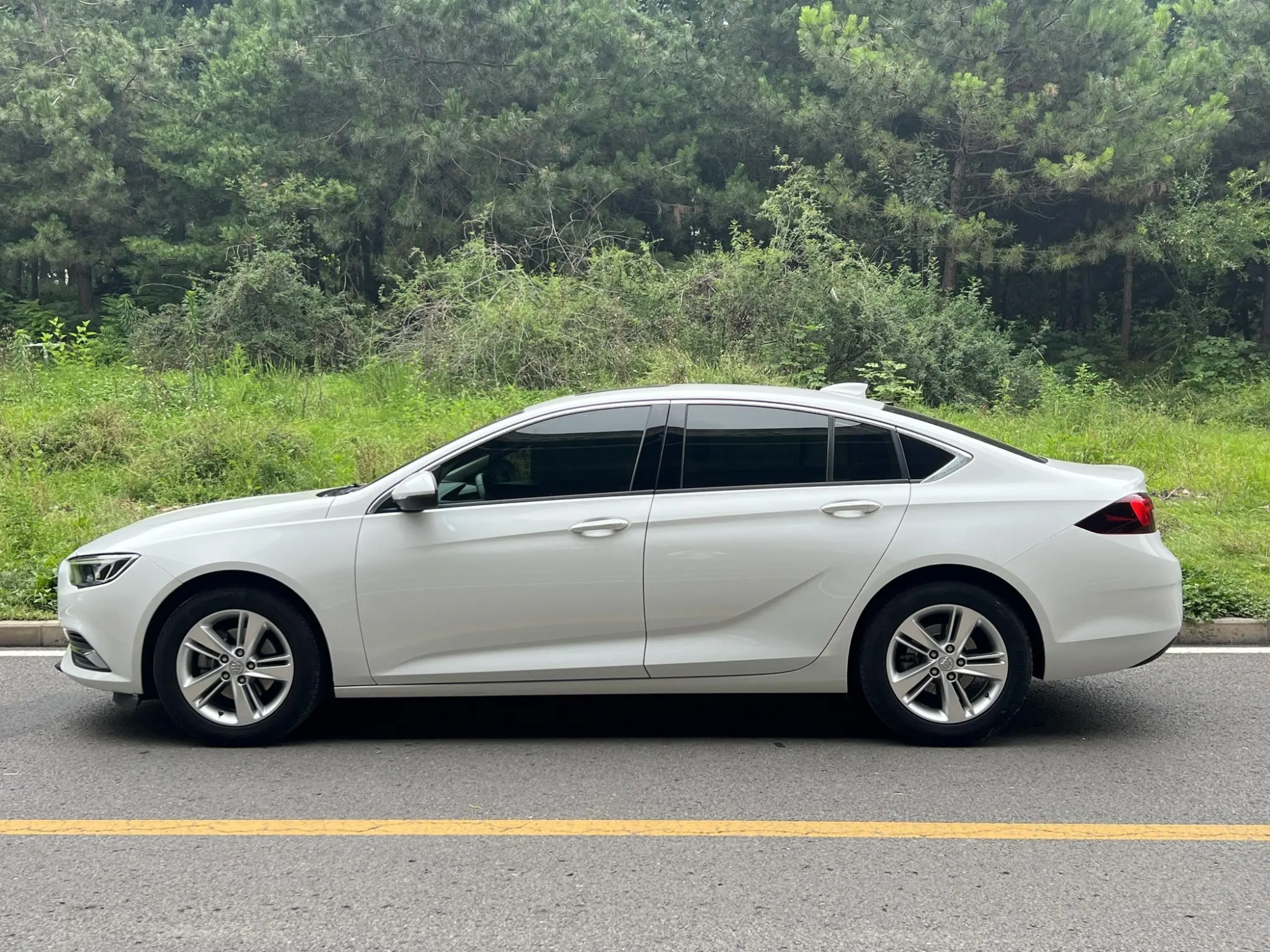 Buick Regal 20T Elite Country VI