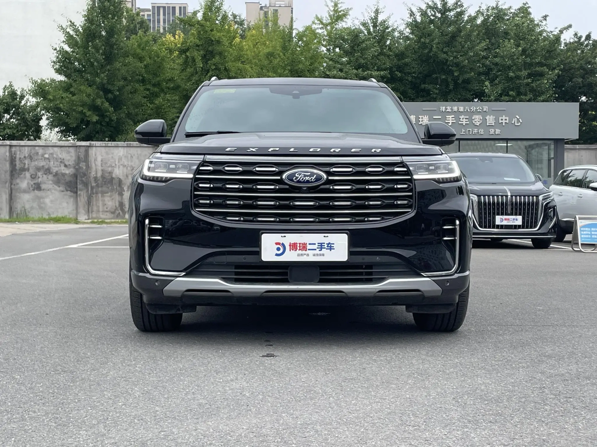 Ford Explorer EcoBoost 285 four-wheel drive titanium version 6 seats
