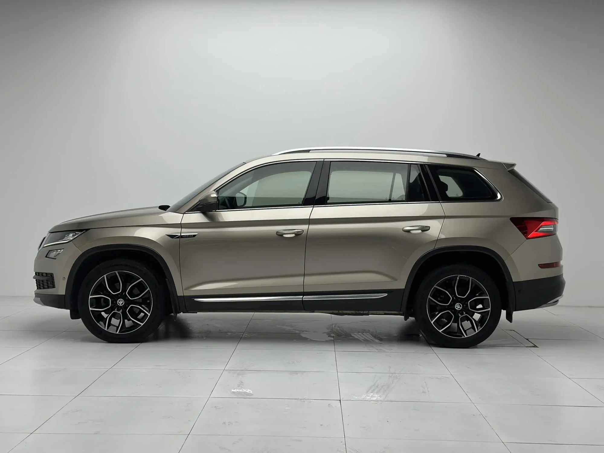 Skoda Kodiak Facelifted ZI330 7-seater two-wheel drive luxury premium edition Country VI