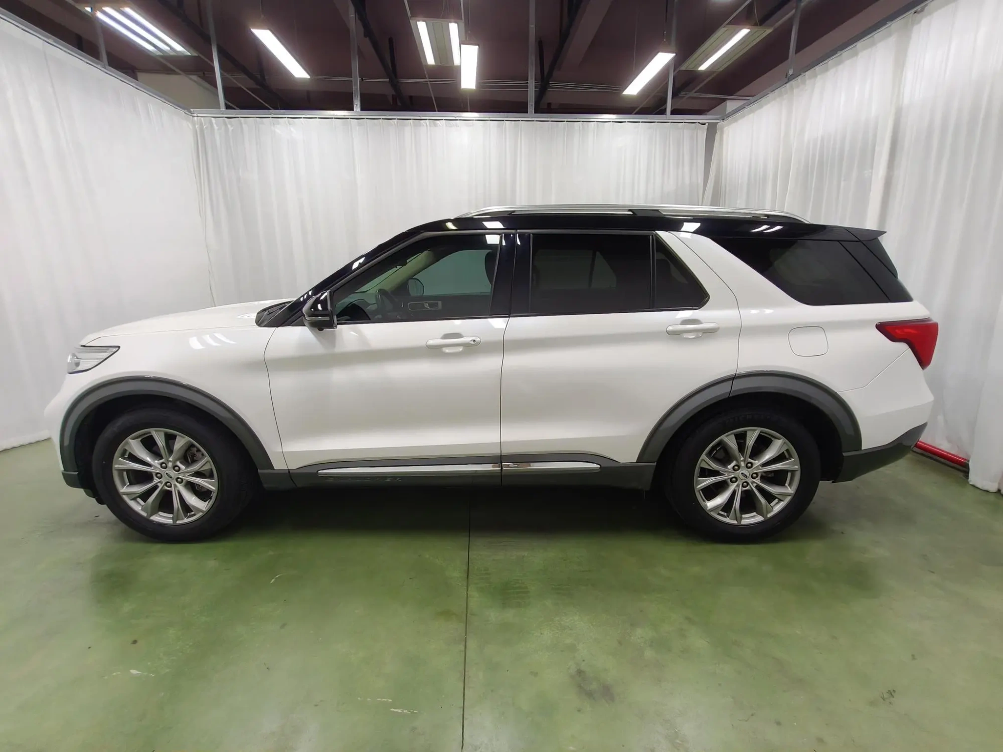 Ford Explorer EcoBoost 285 rear drive fashion version 6 seats