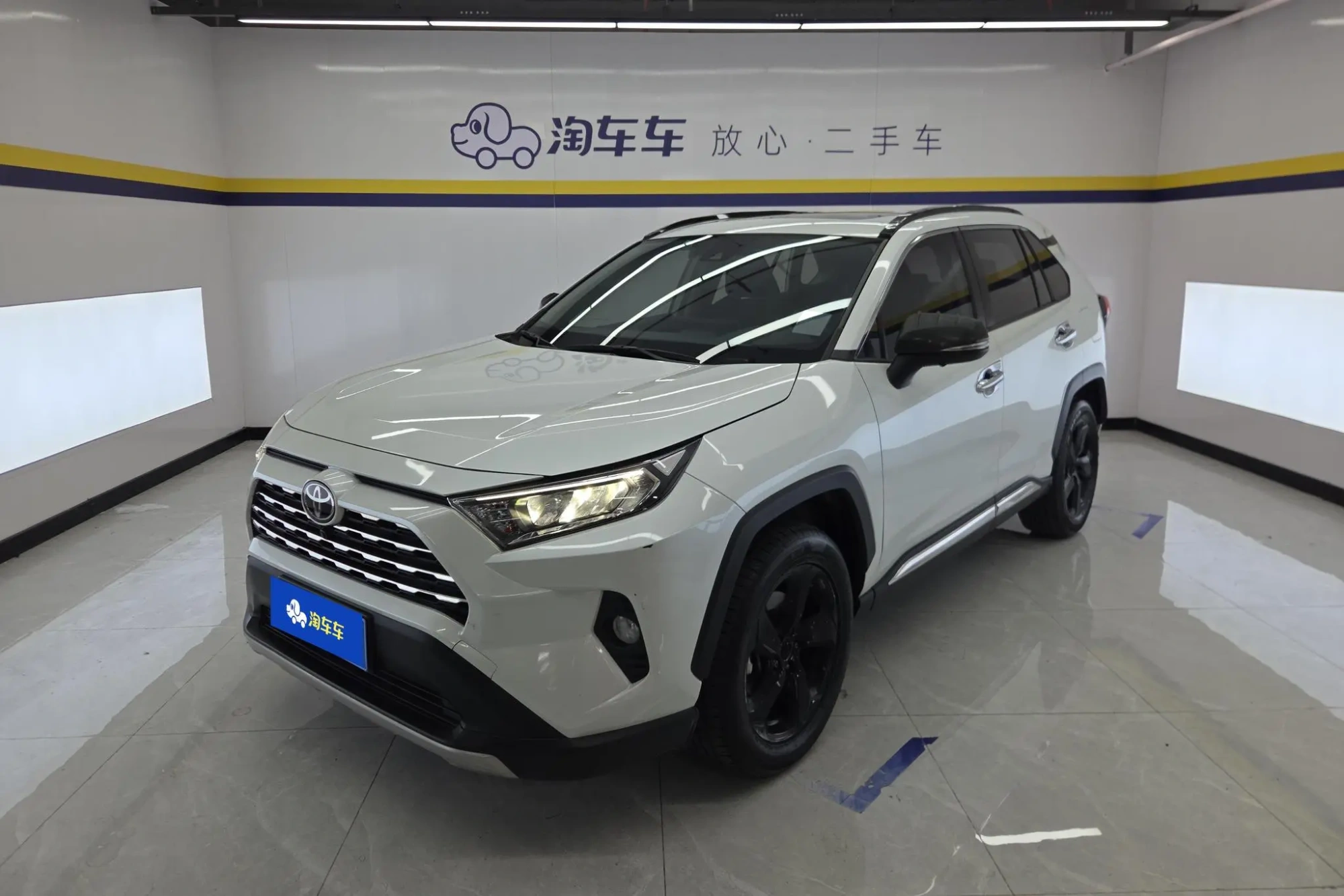 TOYOTA RAV4 Rongfang 2.0L CVT two-wheel drive fashion Plus version
