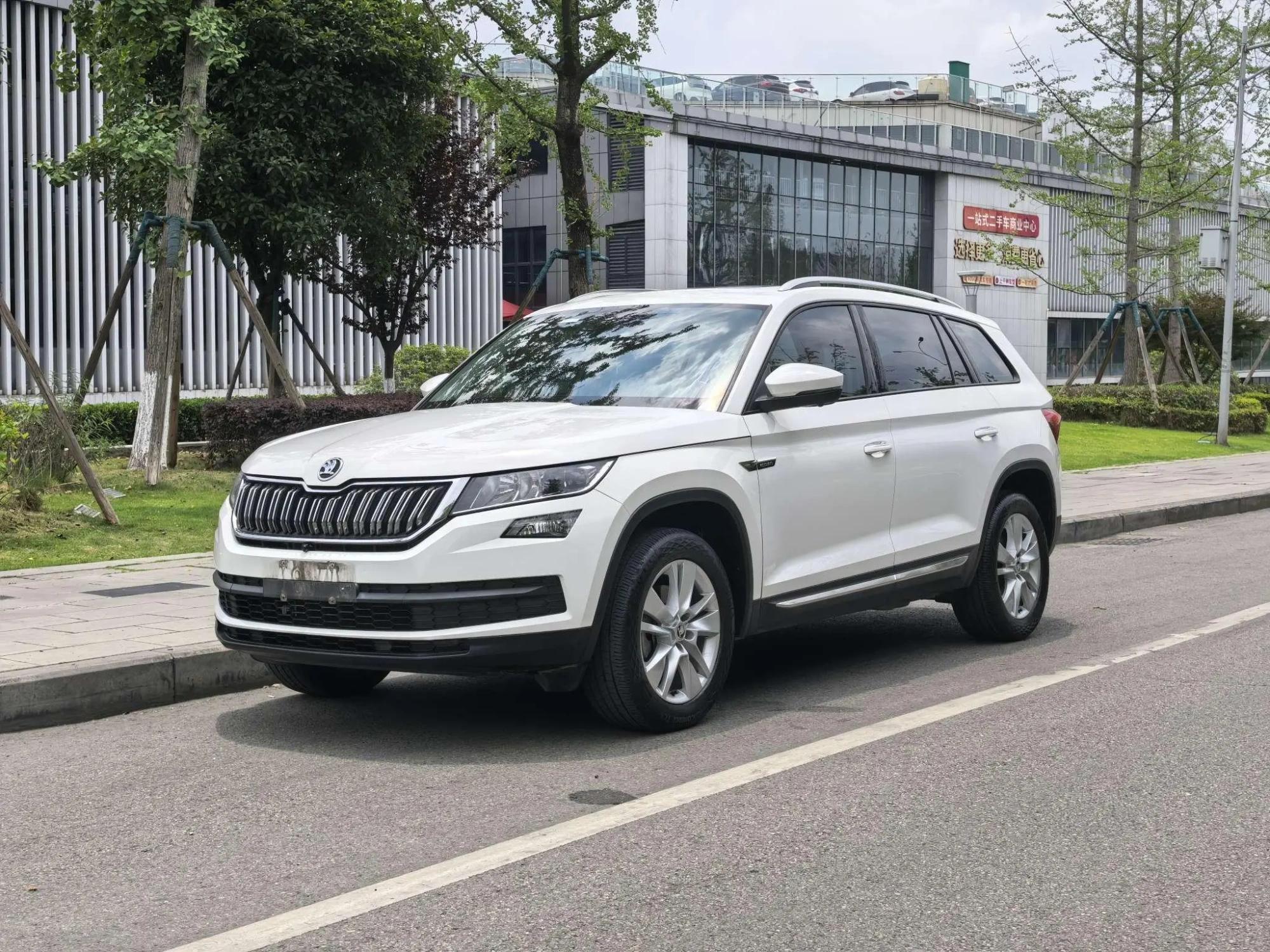 Skoda Kodiak Facelifted ZI330 5-seater two-wheel drive comfort version country VI