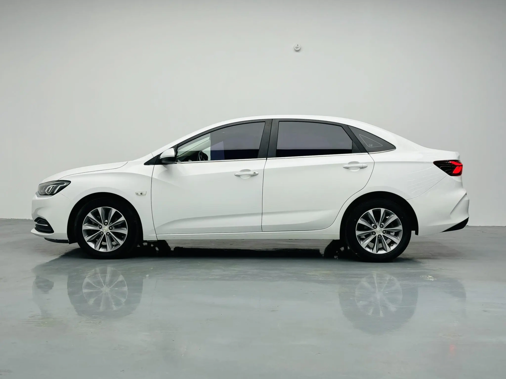 Chevrolet Cruze 320 automatic Enjoy Skylight version