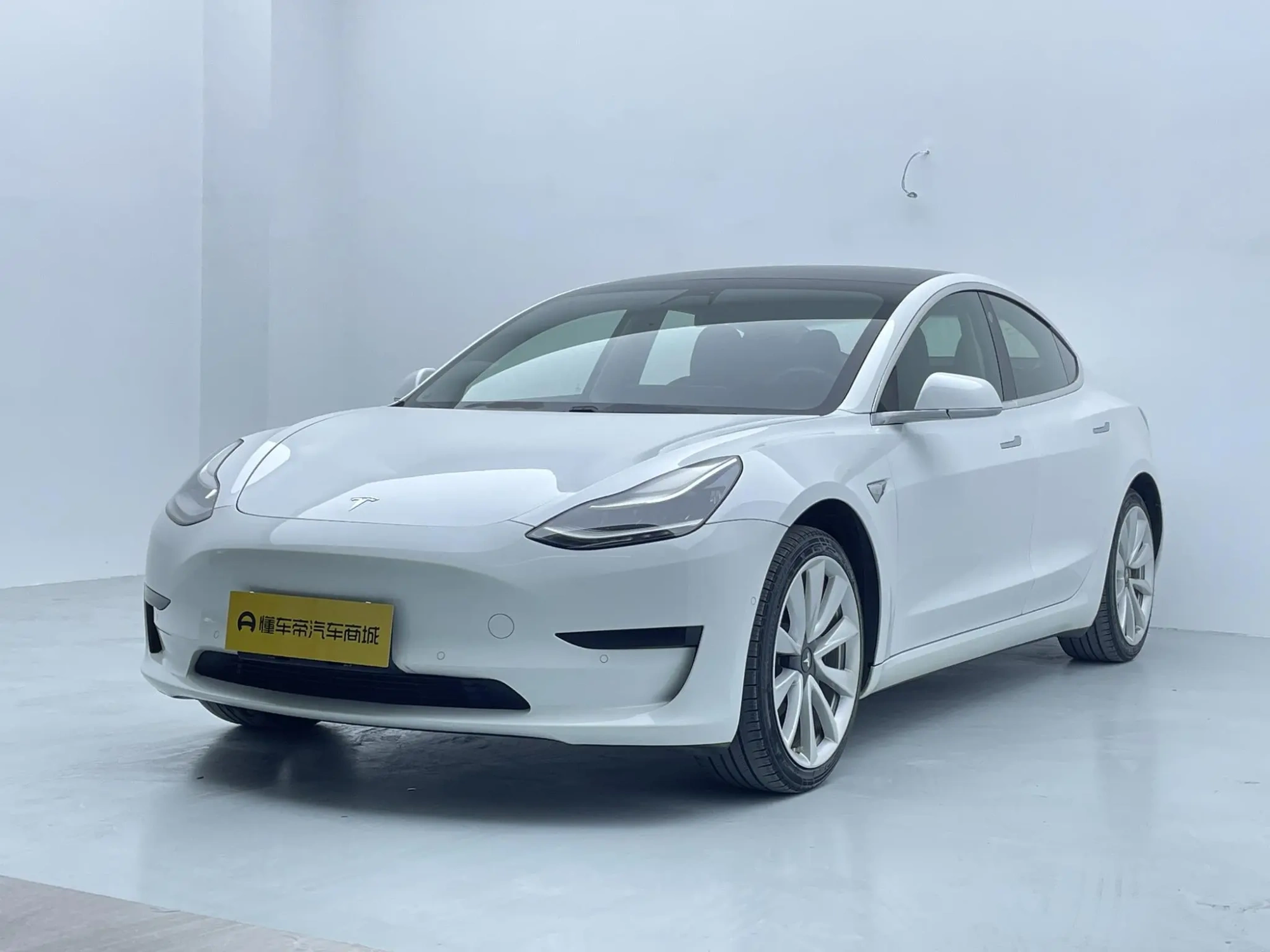 Tesla Model 3 Upgraded version of standard battery life rear drive