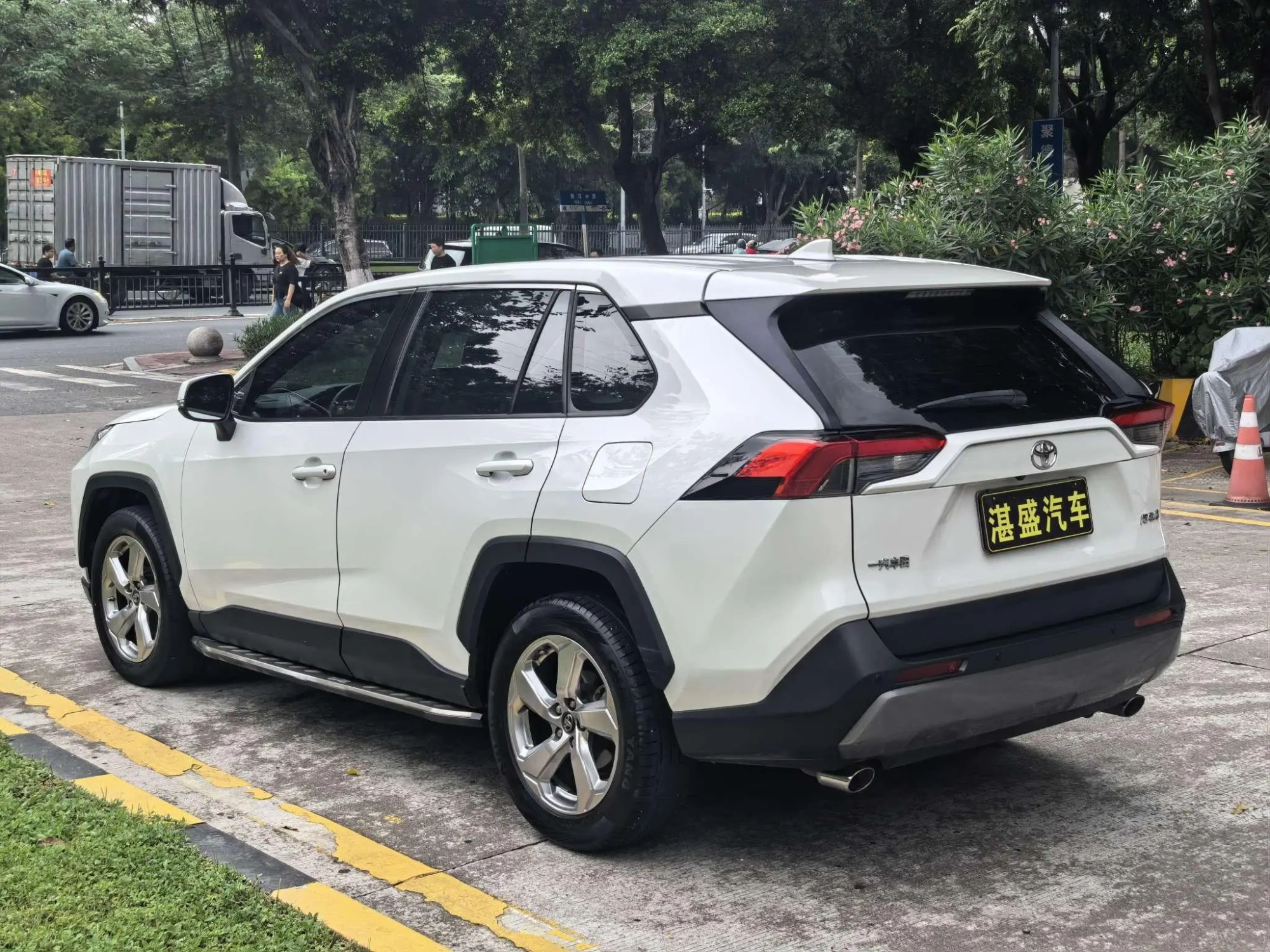TOYOTA RAV4 Rongfang 2.0L CVT two-wheel drive fashion version