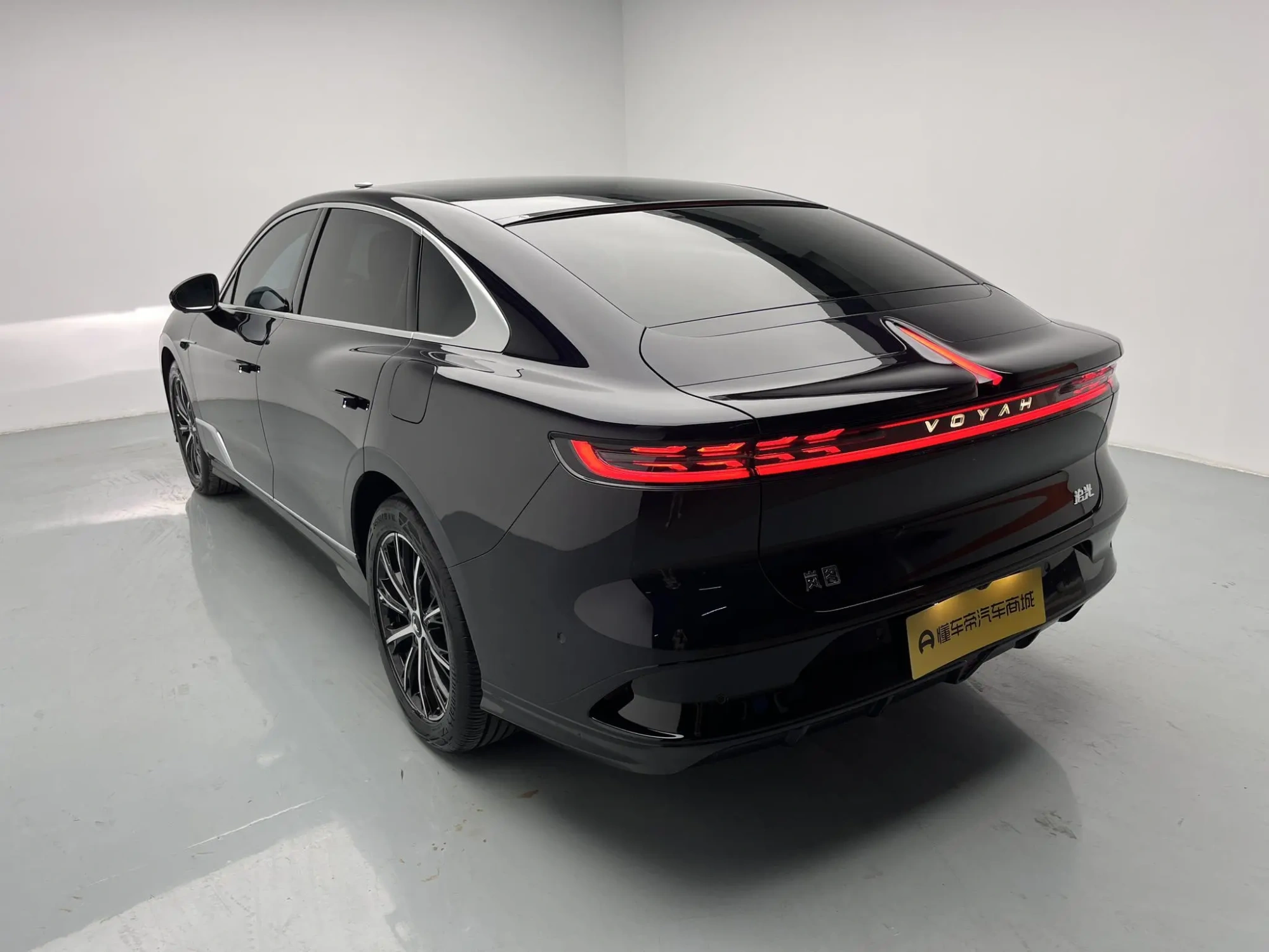 VOYAH Lantu chasing light PHEV Ultra-long battery life, four-wheel drive executive edition