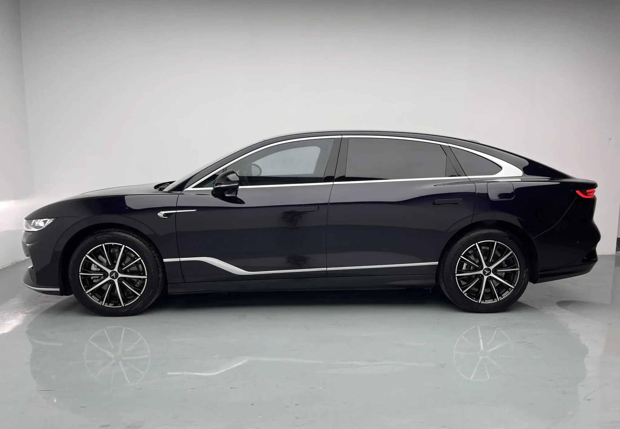 VOYAH Lantu chasing light PHEV Ultra-long battery life, four-wheel drive executive edition