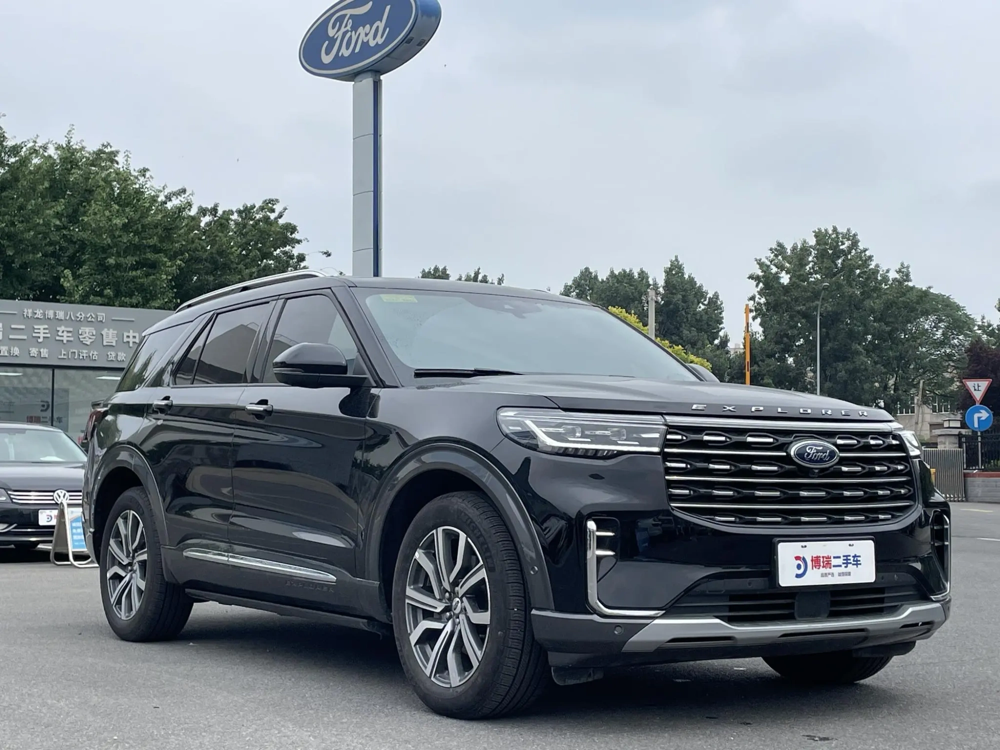 Ford Explorer EcoBoost 285 four-wheel drive titanium version 6 seats