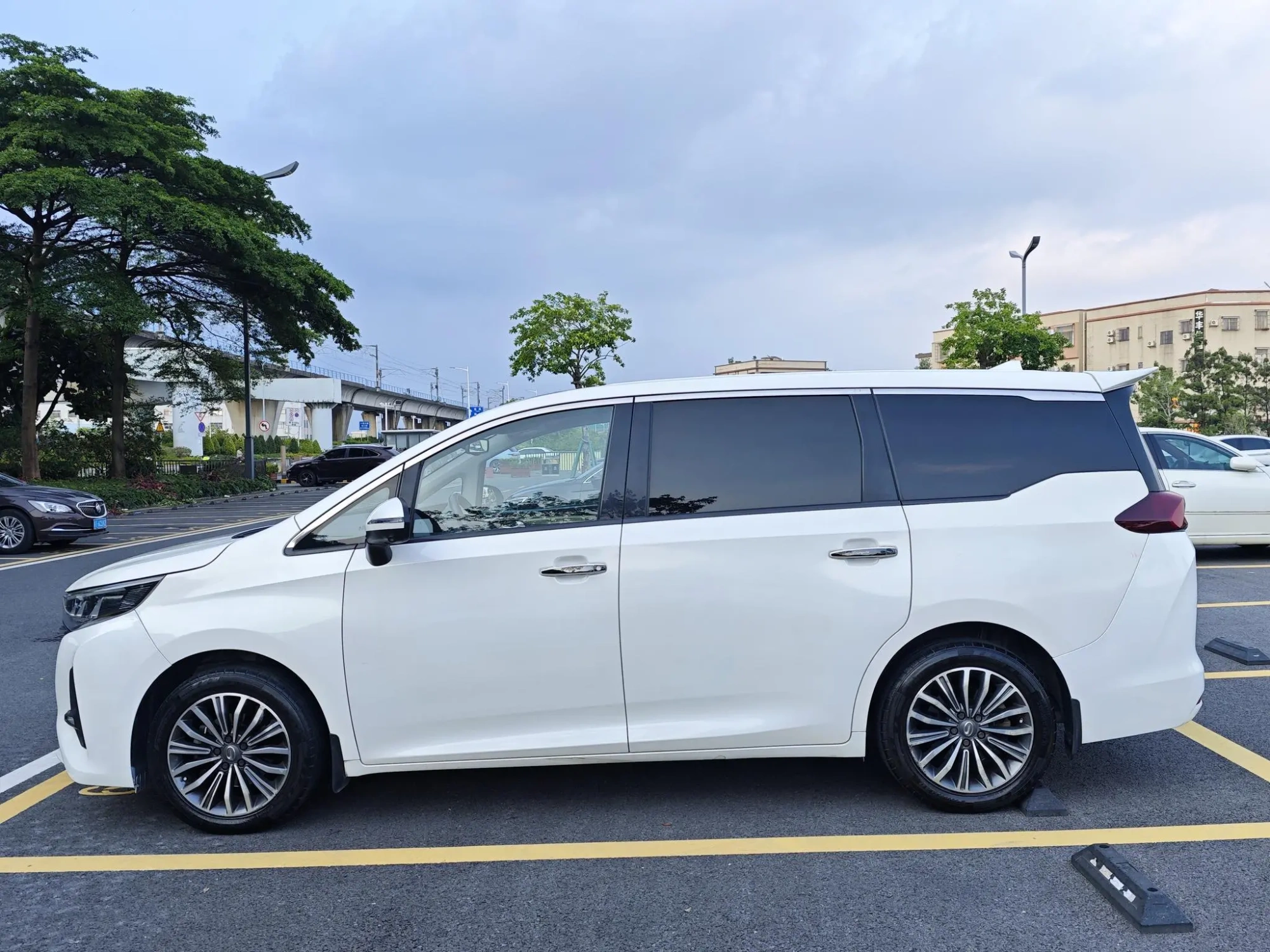 GAC Trumpchi M6 270T automatic Premium Edition 7-seater Country V