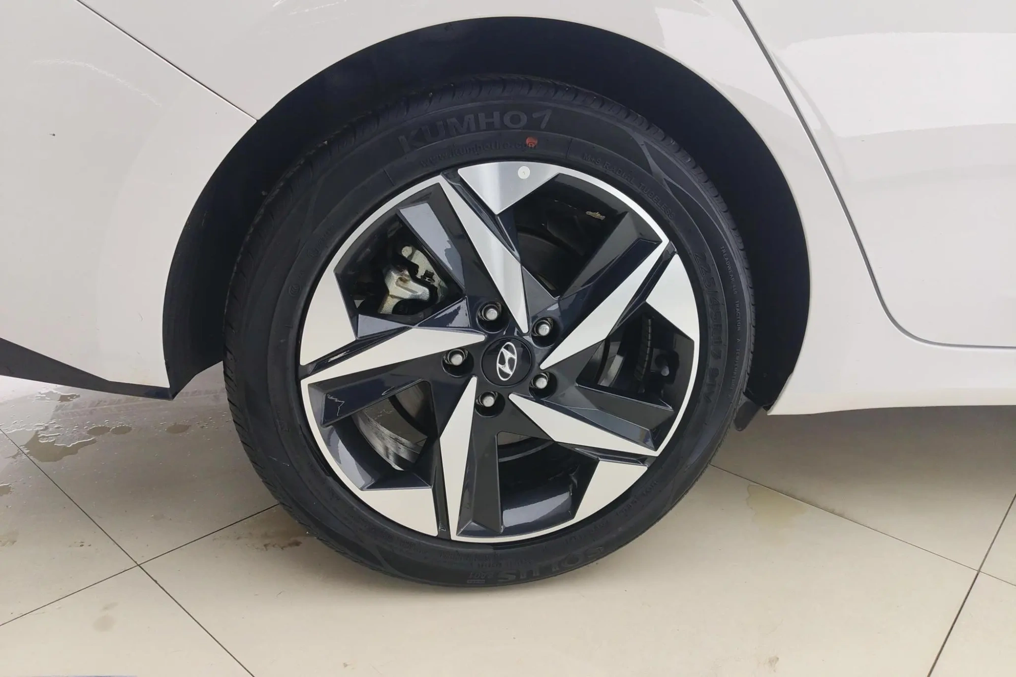 Hyundai Elantra 1.5L CVT LUX Premium Edition