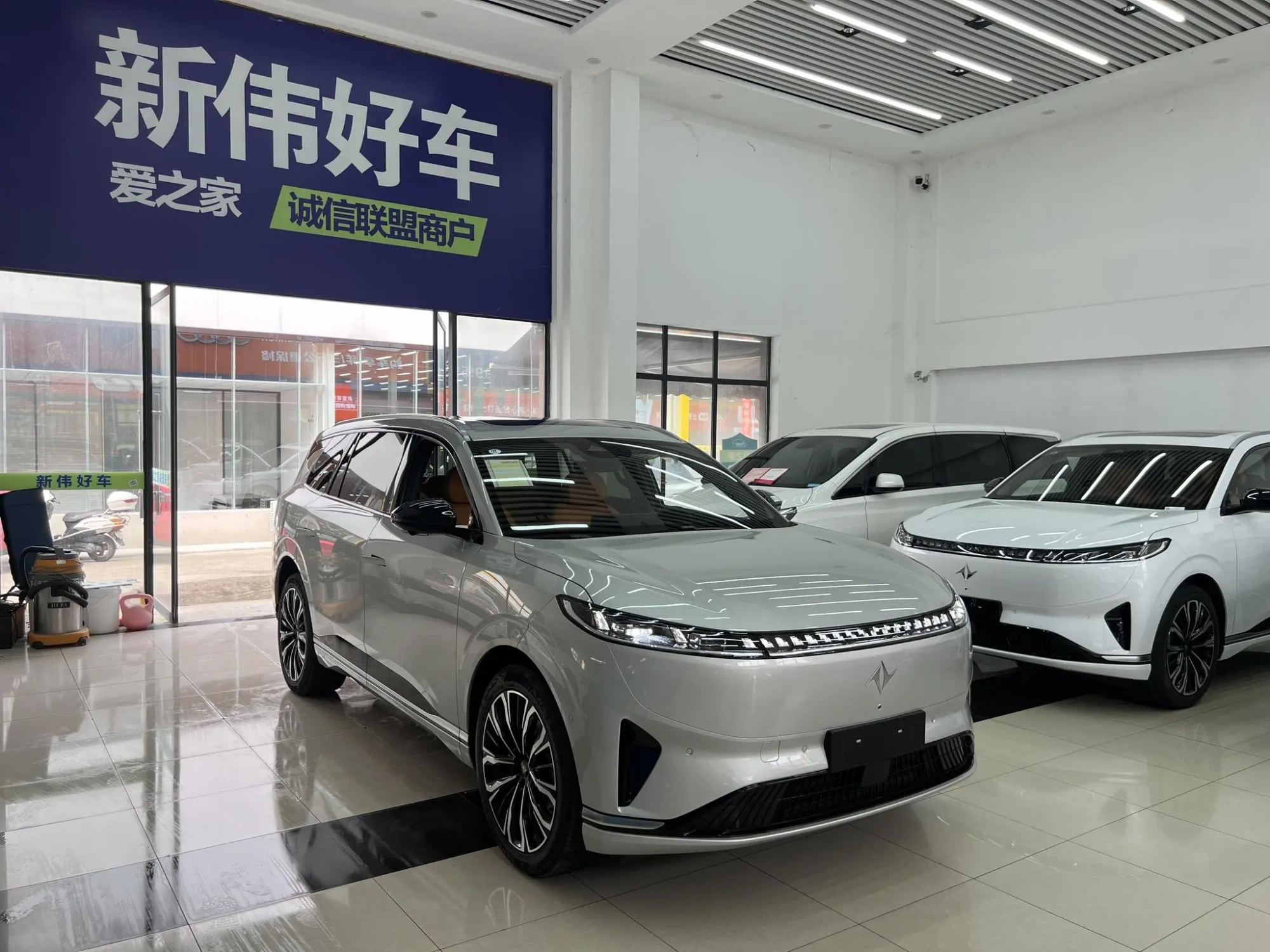 Dongfeng eπ eπ008 Extended Range Jiayue Edition 6 Seats