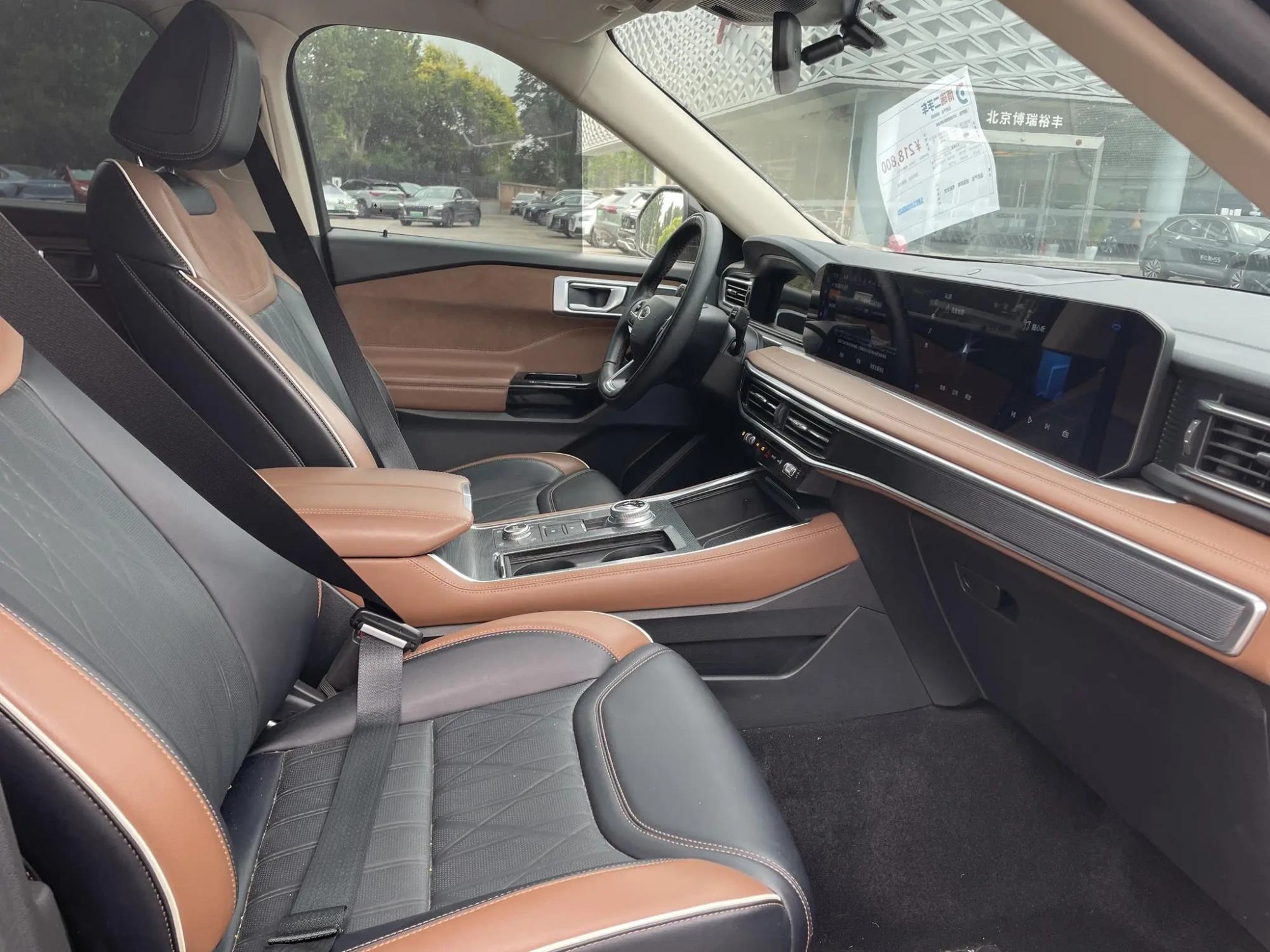 Ford Explorer EcoBoost 285 four-wheel drive titanium version 6 seats