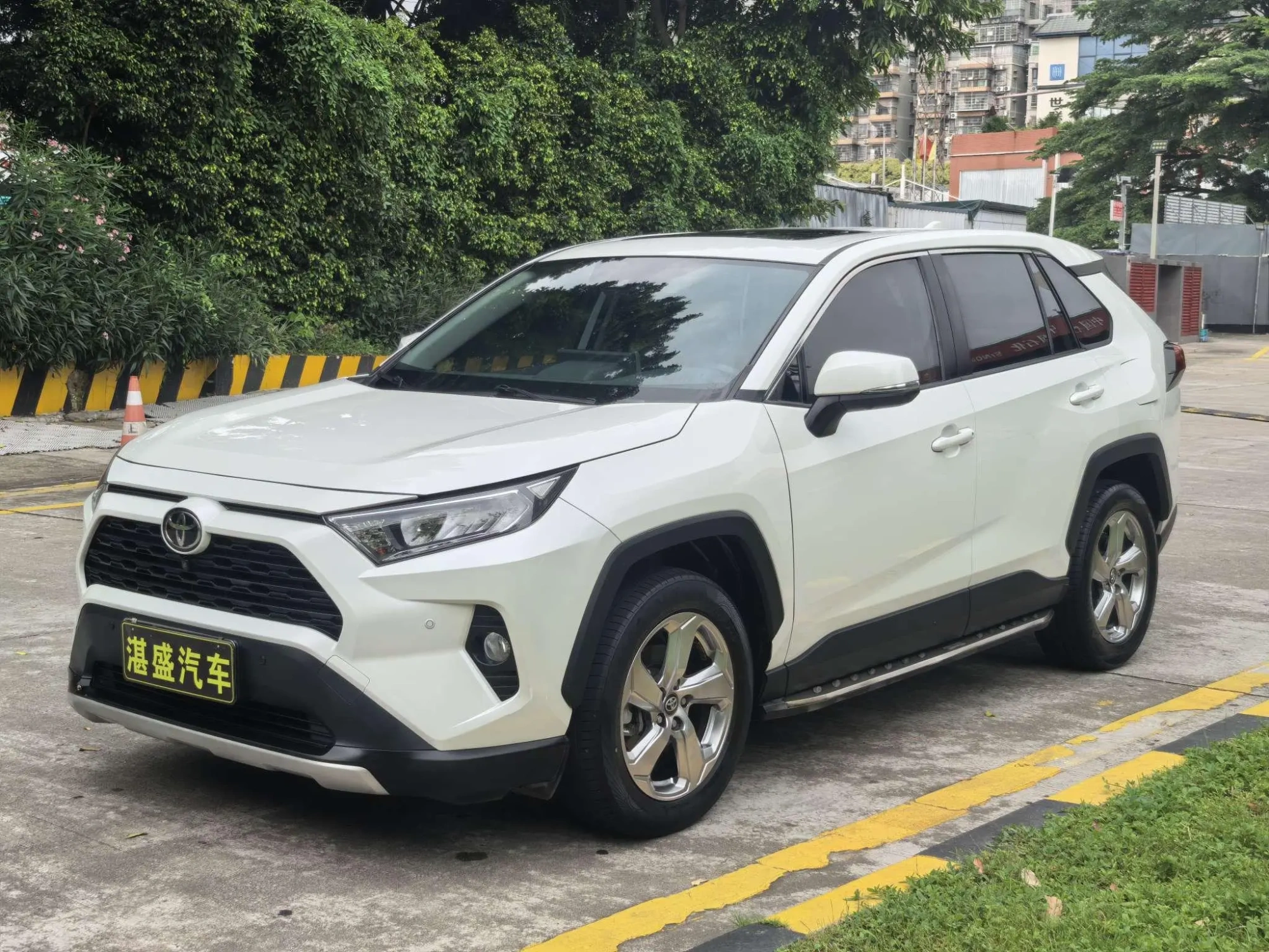 TOYOTA RAV4 Rongfang 2.0L CVT two-wheel drive fashion version