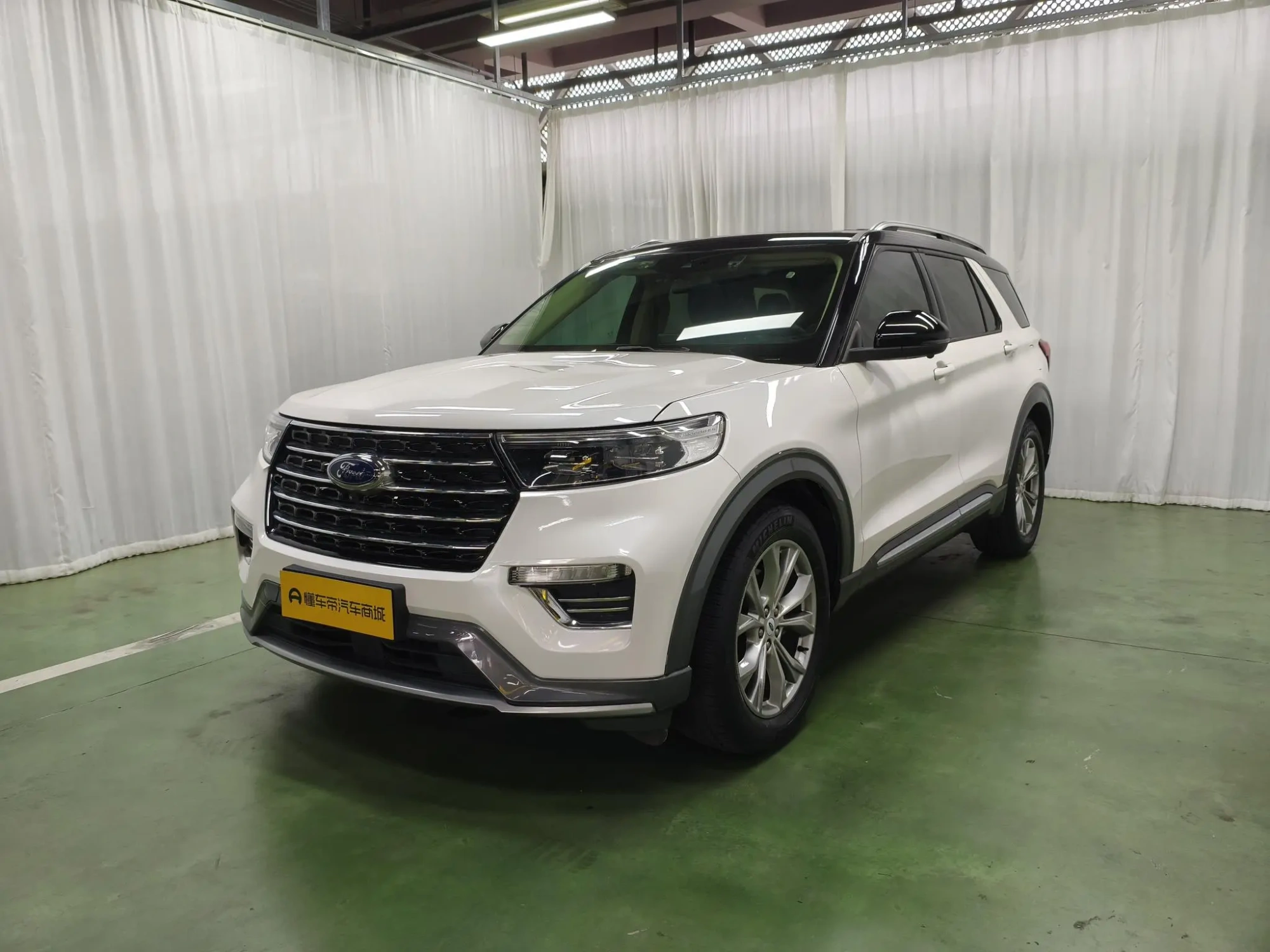 Ford Explorer EcoBoost 285 rear drive fashion version 6 seats