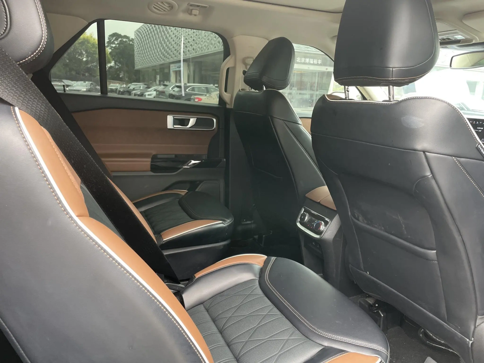 Ford Explorer EcoBoost 285 four-wheel drive titanium version 6 seats