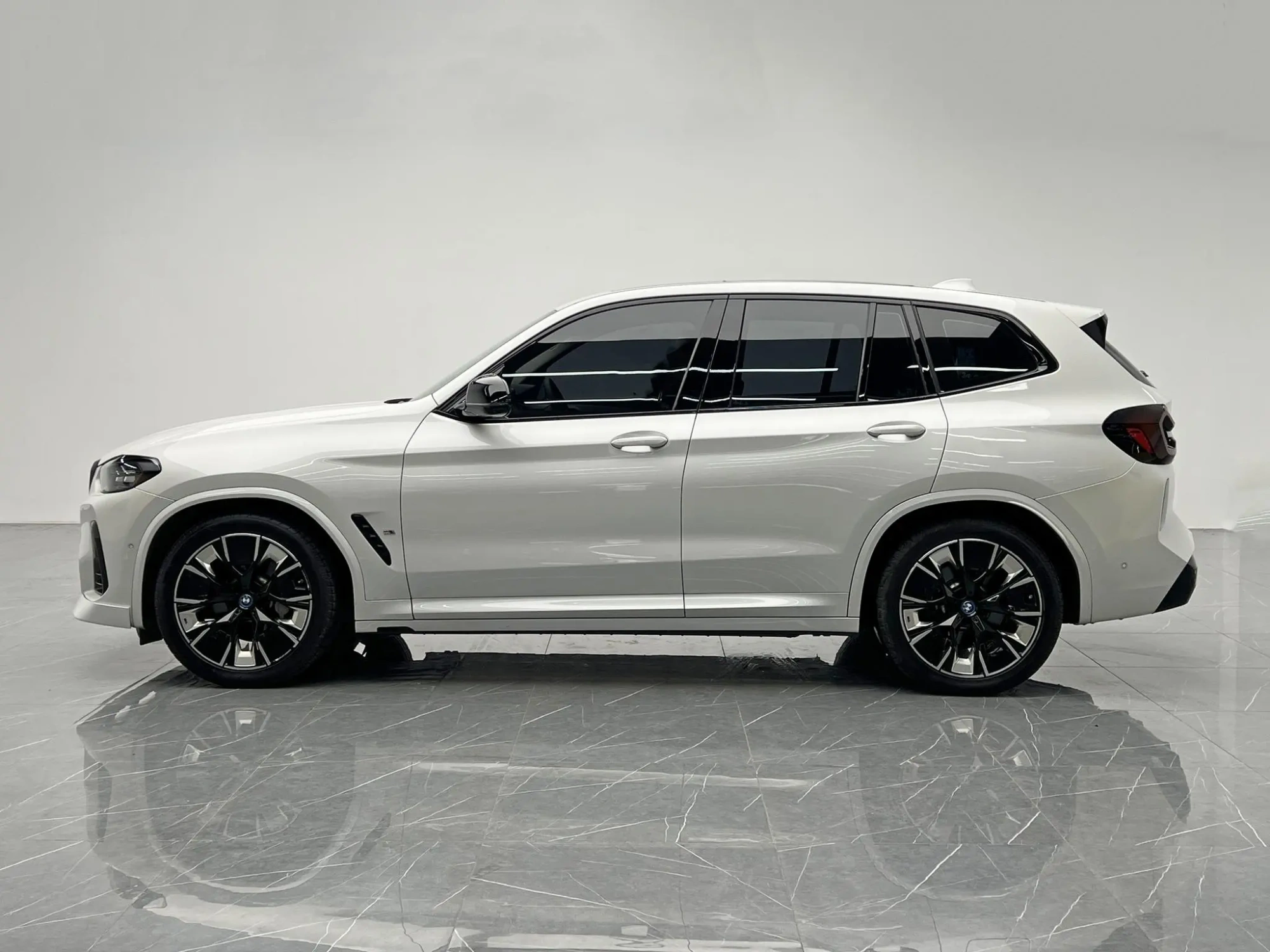 BMW BMW iX3 Creative collar type