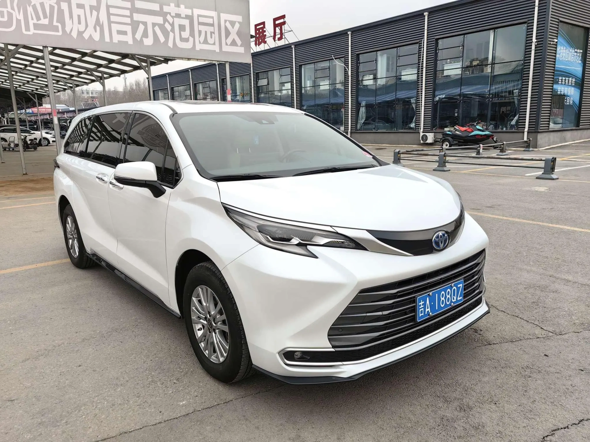 TOYOTA Saina 2.5L Hybrid Premium Edition