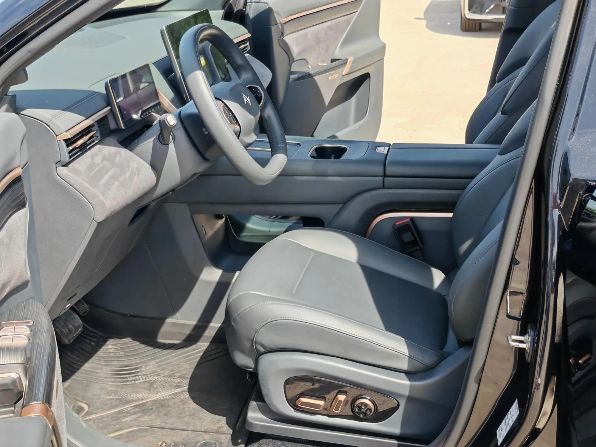 Dongfeng eπ eπ008 210Max extended range version 6 seats