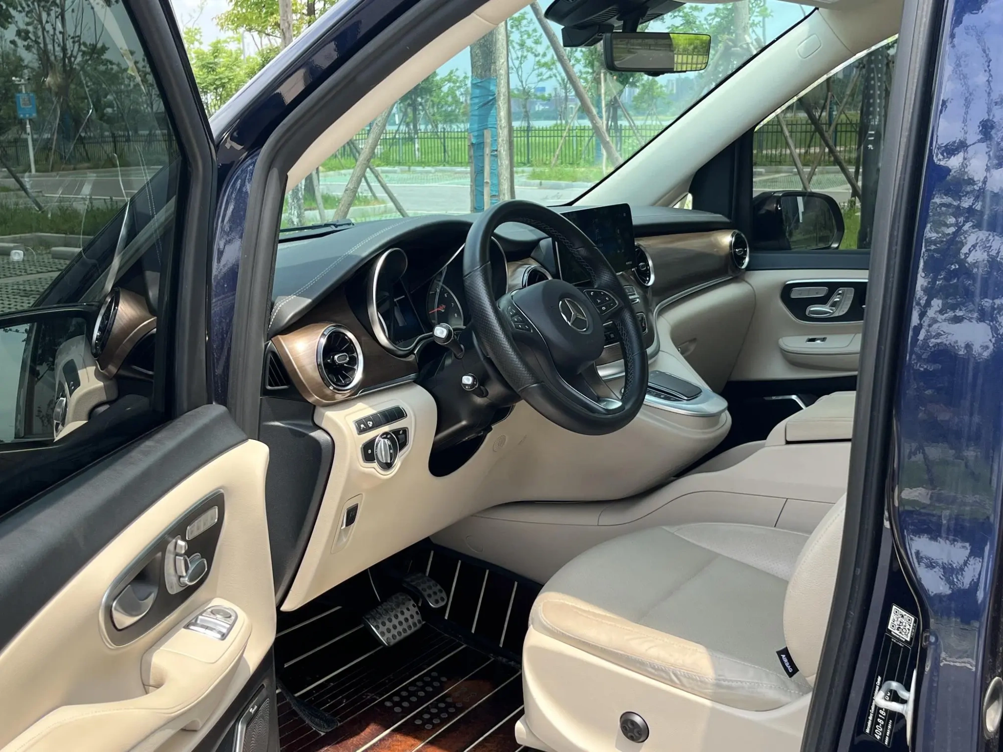 Mercedes-Benz Mercedes-Benz V-class V 260 L Long Wheelbase Premium Edition