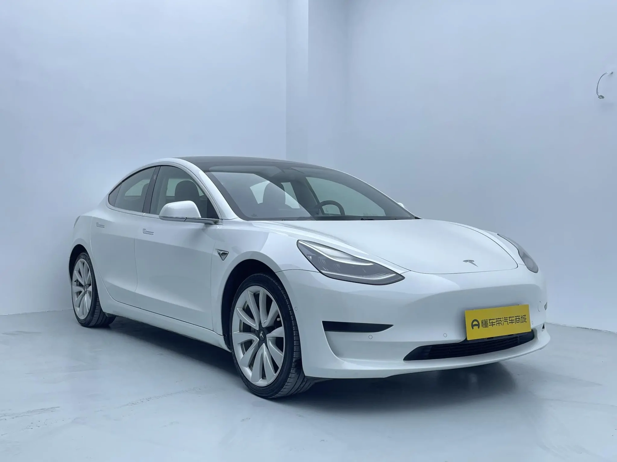 Tesla Model 3 Upgraded version of standard battery life rear drive