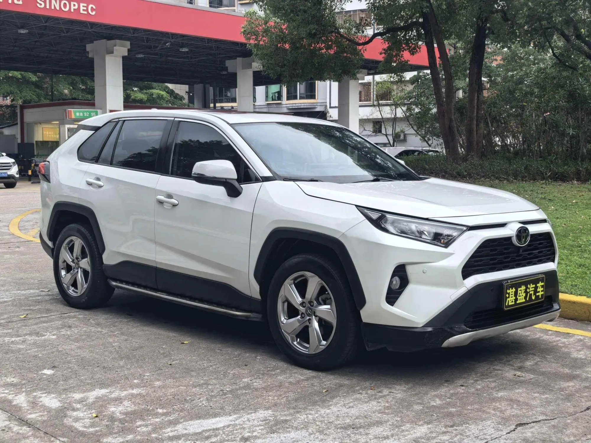 TOYOTA RAV4 Rongfang 2.0L CVT two-wheel drive fashion version